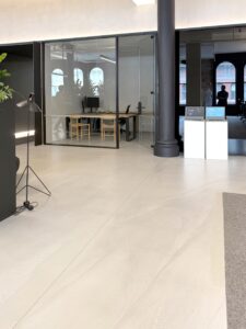 Aritzia Women's Boutique offices in NYC use a concrete overlay floor by duraamen. Image 6