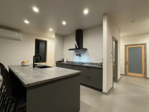 Kitchen island with barstools and Arapido floor in a modern open-plan layout.