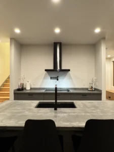 Kitchen island with barstools and Arapido floor in a modern open-plan layout.