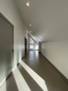 Modern living space with light gray Arapido microcement flooring