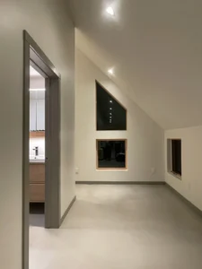 Modern living space with light gray Arapido microcement flooring