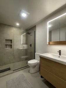 Bathroom with Arapido microcement floor and minimalistic design.