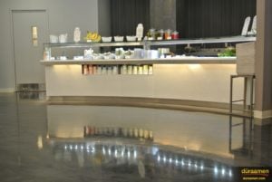 The high shine of this metallic floor creates a modern and classy feel in this cafeteria.